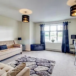 The Wickets - 2 Bedroom Overlooking Cricket Club Apartment