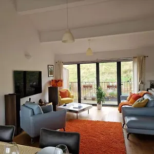 Spacious Hilltop Above Holiday home